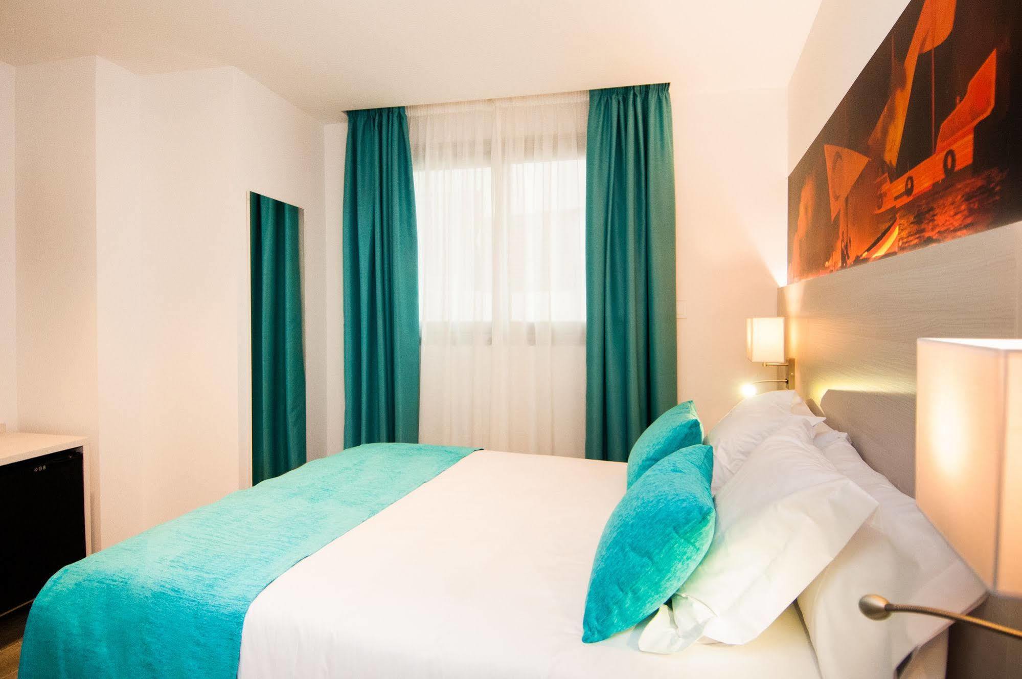 Hotel Censal Вилахойоса Екстериор снимка